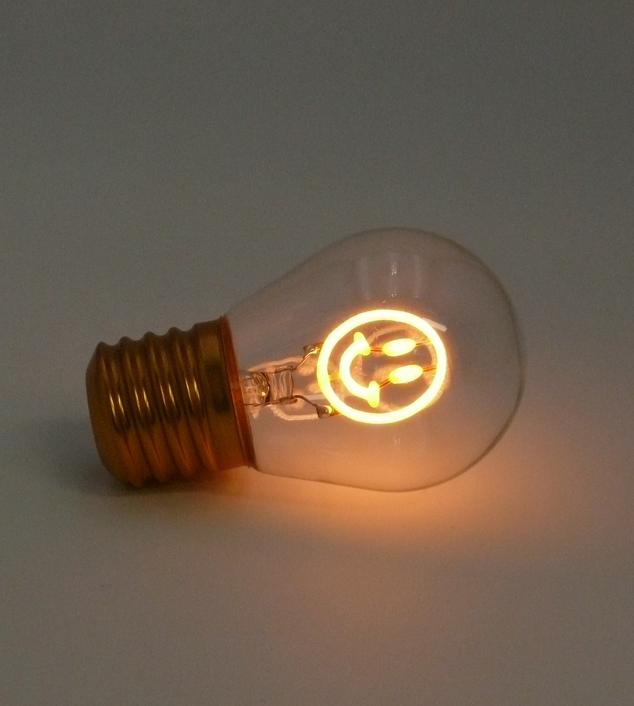 LED Light Bulb – Smiley