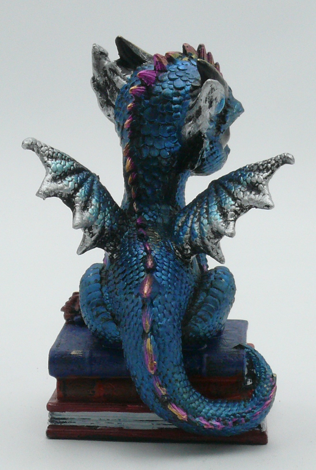 Drache auf Büchern