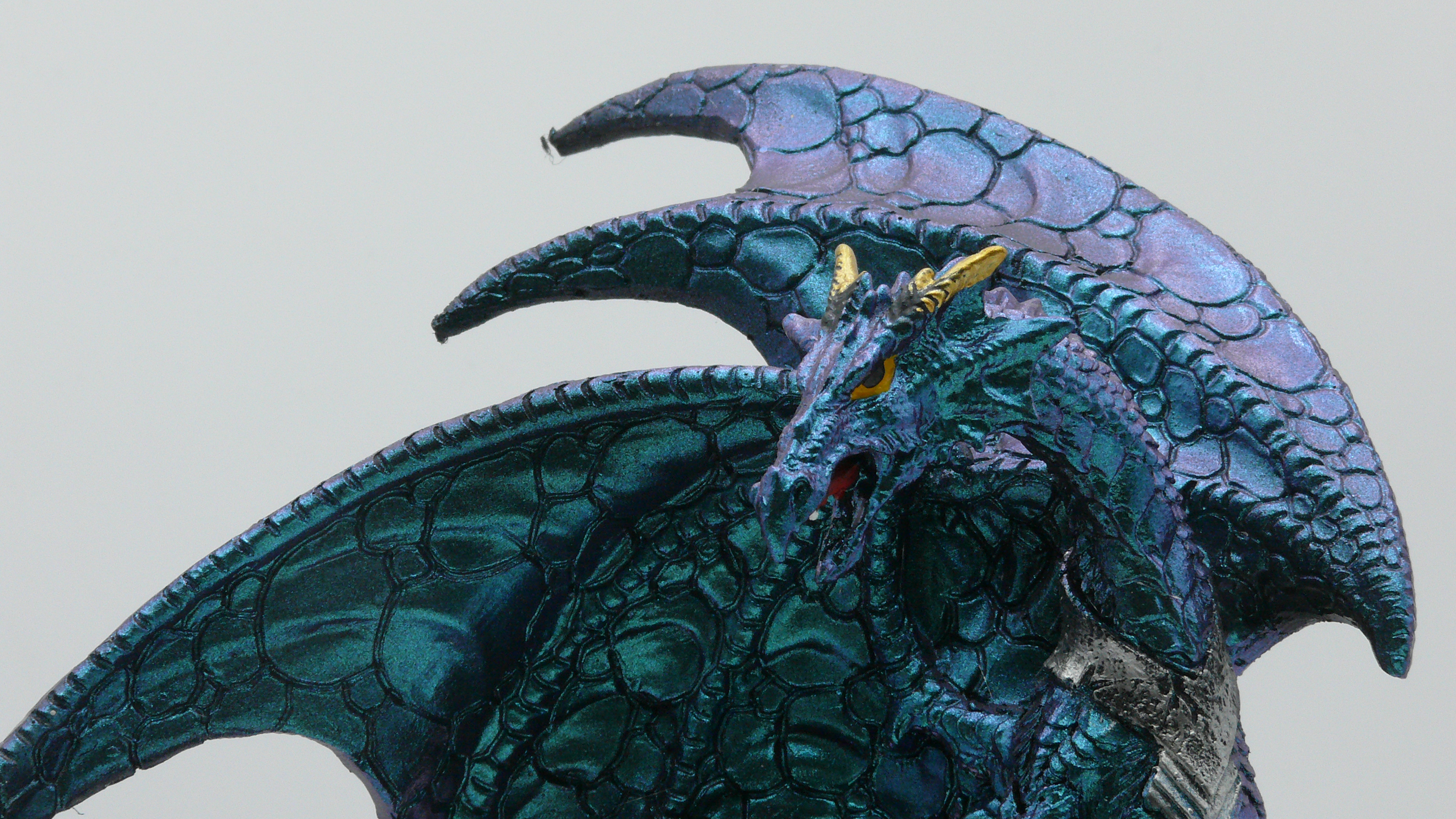 Drache mit Schloss und Glaskugel