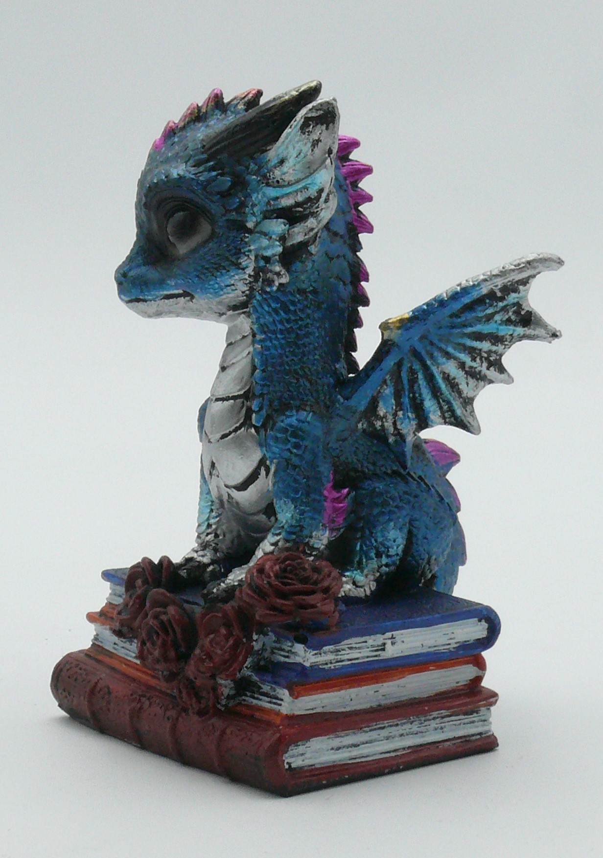 Drache auf Büchern