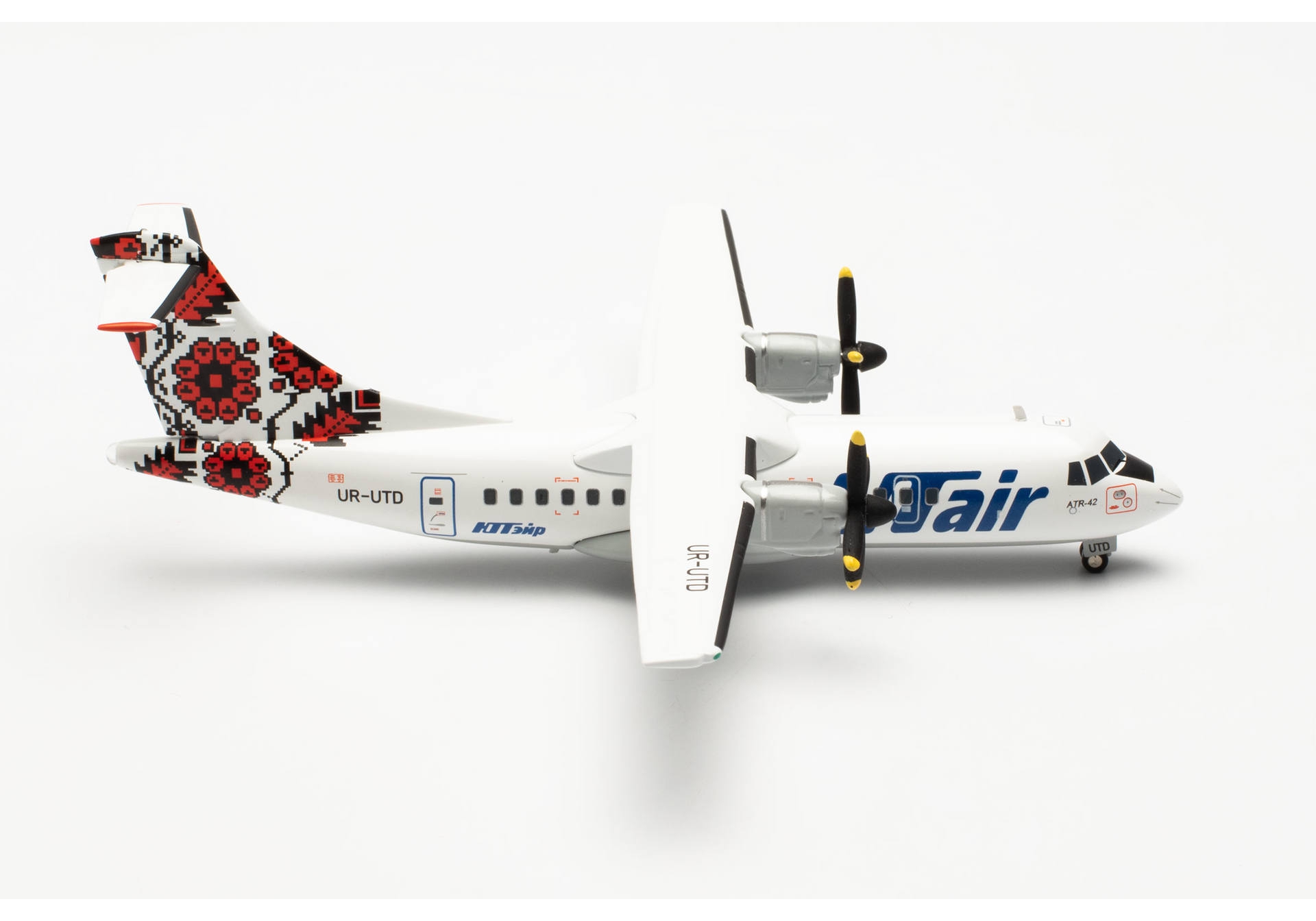 Herpa 572651 UTair-Ukraine ATR-42-300 – UR-UTD 1:200