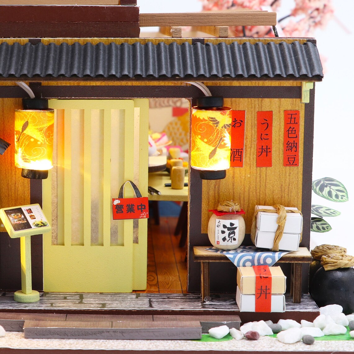 Holzhaus LED "Sushi" Holzbausatz M2011 DIY Puppenhaus