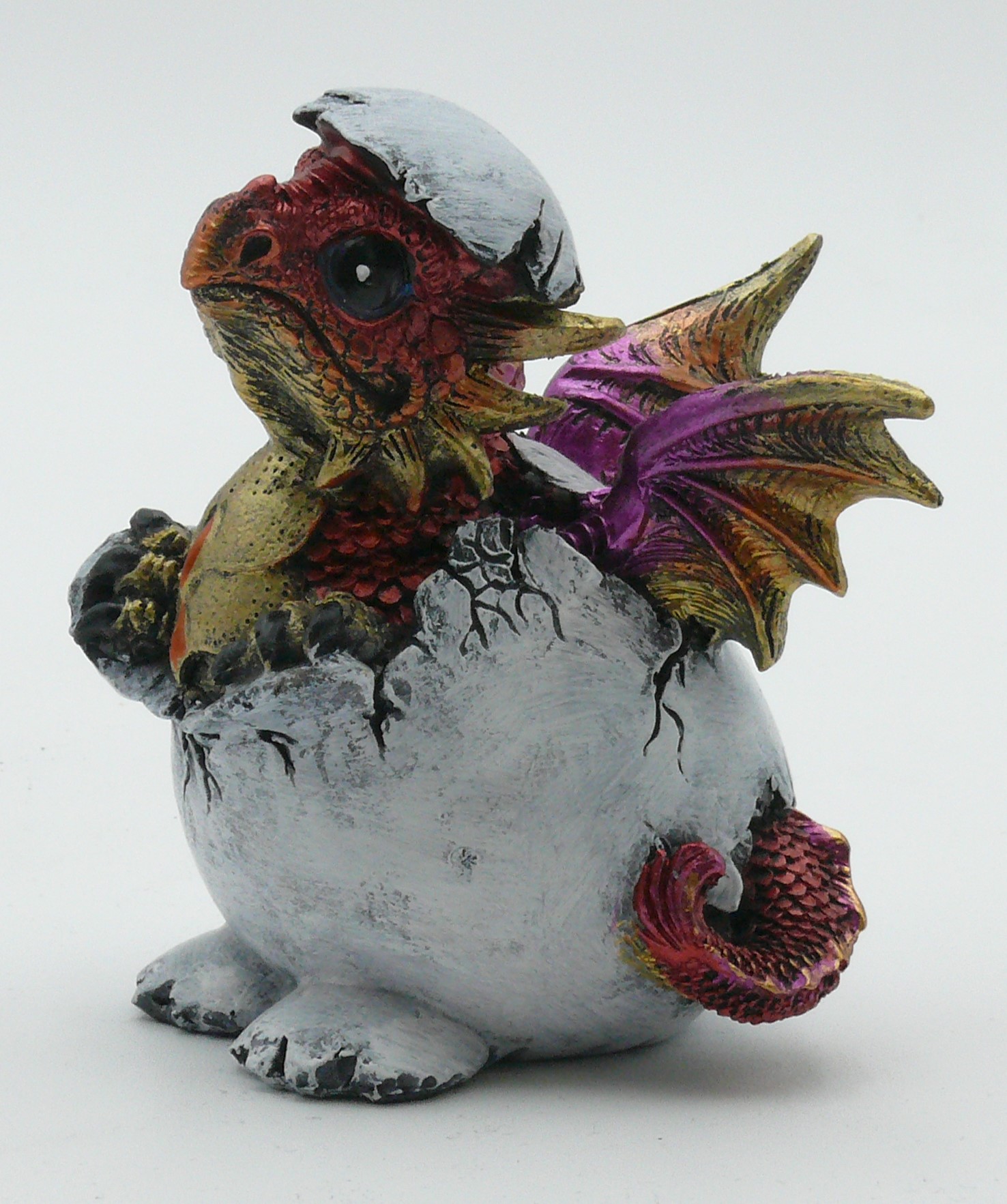 Drache schlüpft aus Ei
