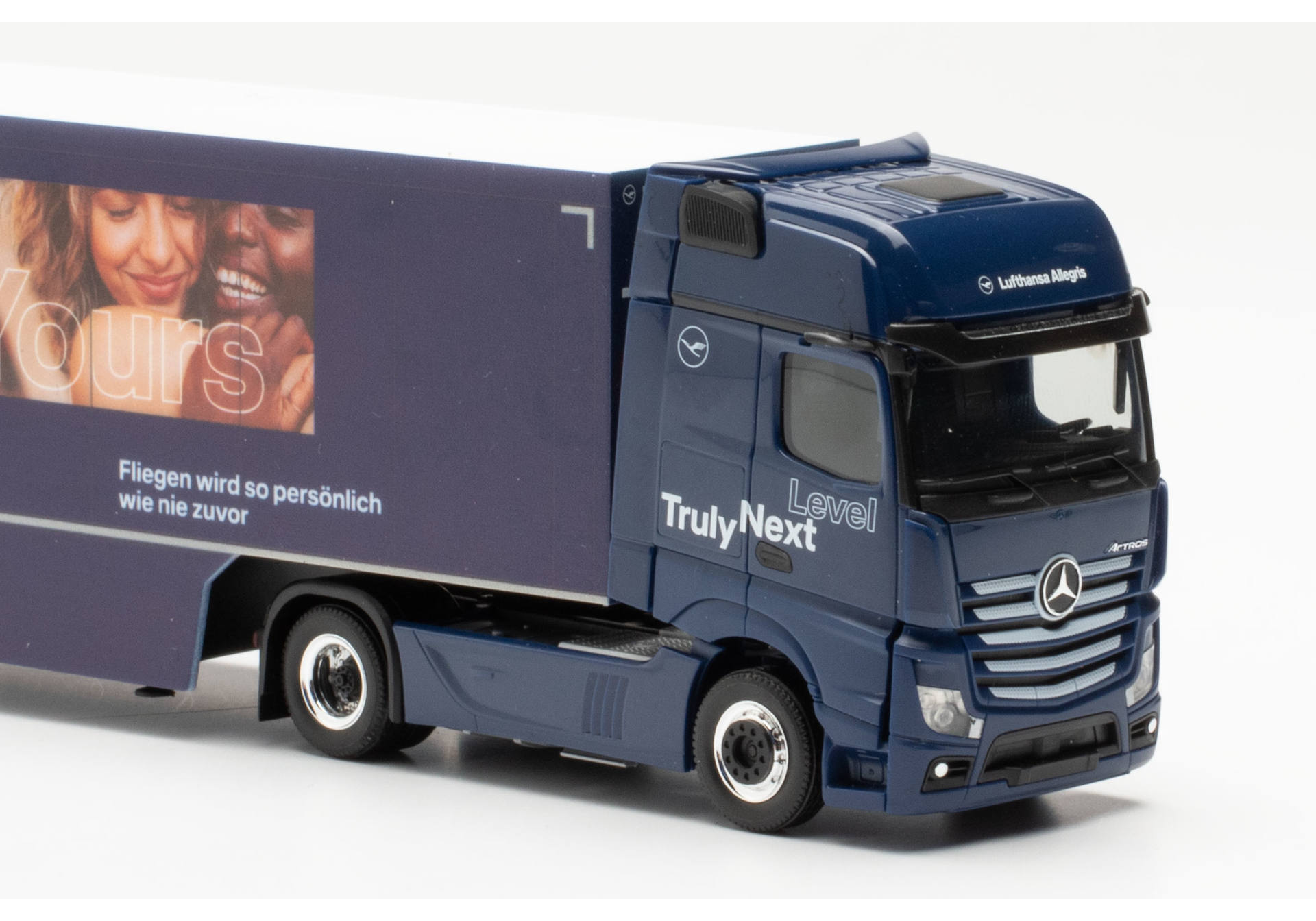 Herpa 317054 Mercedes-Benz Actros Gigaspace Box Semi-Trailer “Lufthansa” (North Rhine-Westphalia/Cologne) 1:87