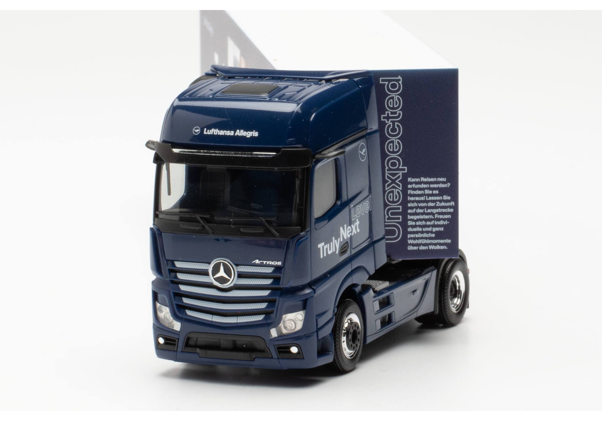 Herpa 317054 Mercedes-Benz Actros Gigaspace Box Semi-Trailer “Lufthansa” (North Rhine-Westphalia/Cologne) 1:87
