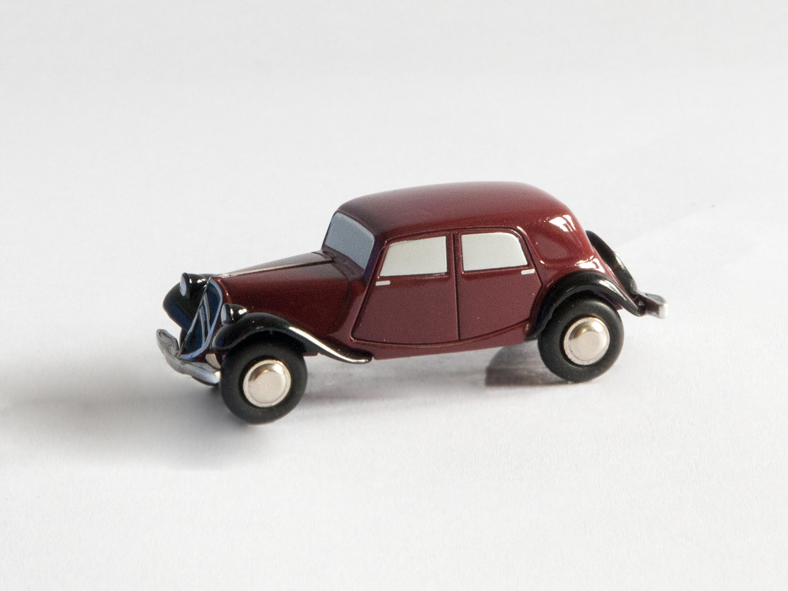 Schuco Piccolo 450500600 Citroen Traction 11 B, weinrot/schwarz 1:90