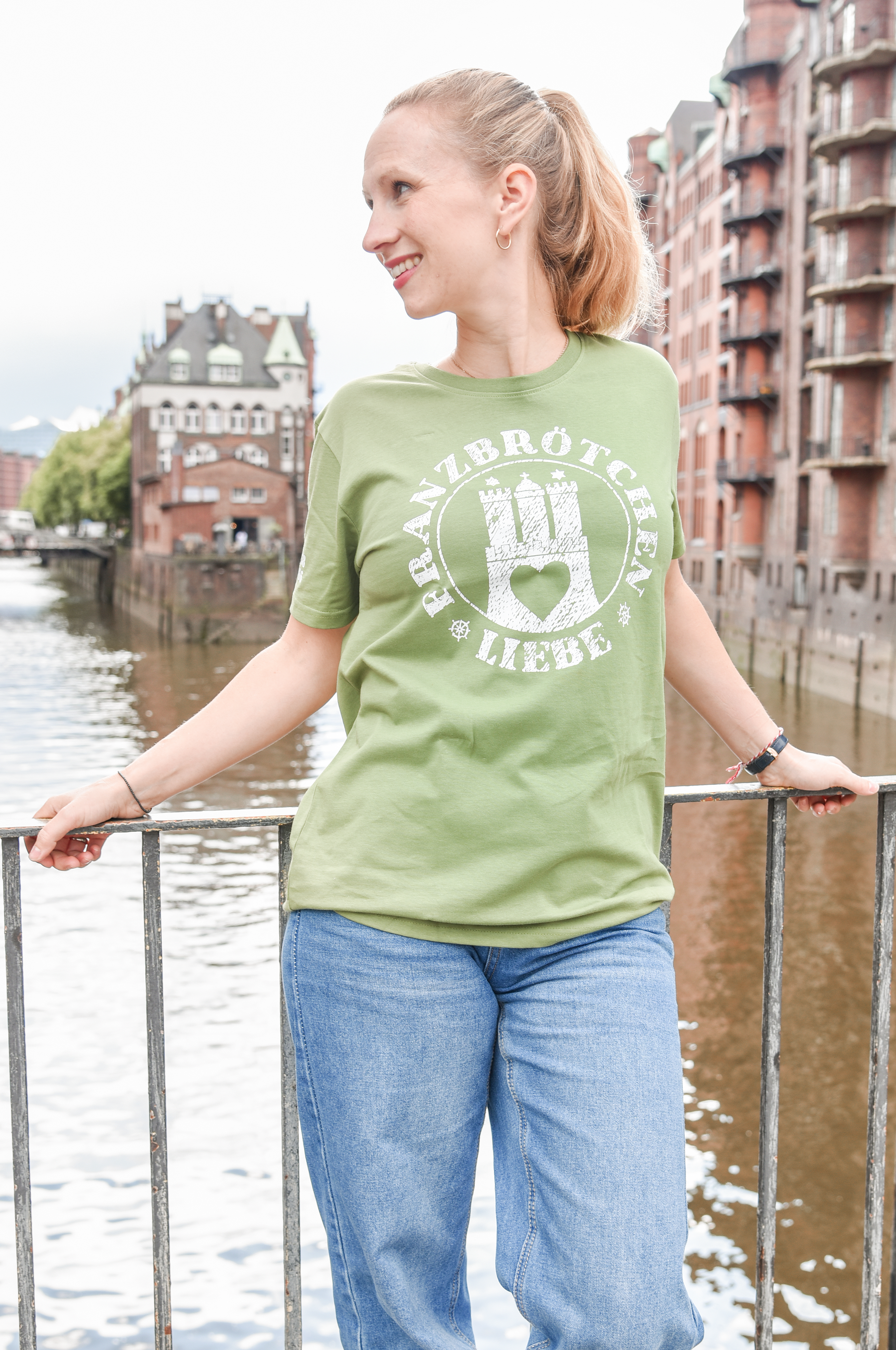 Franzbrötchenliebe T-Shirt unisex - Kale grün mit weißem Print