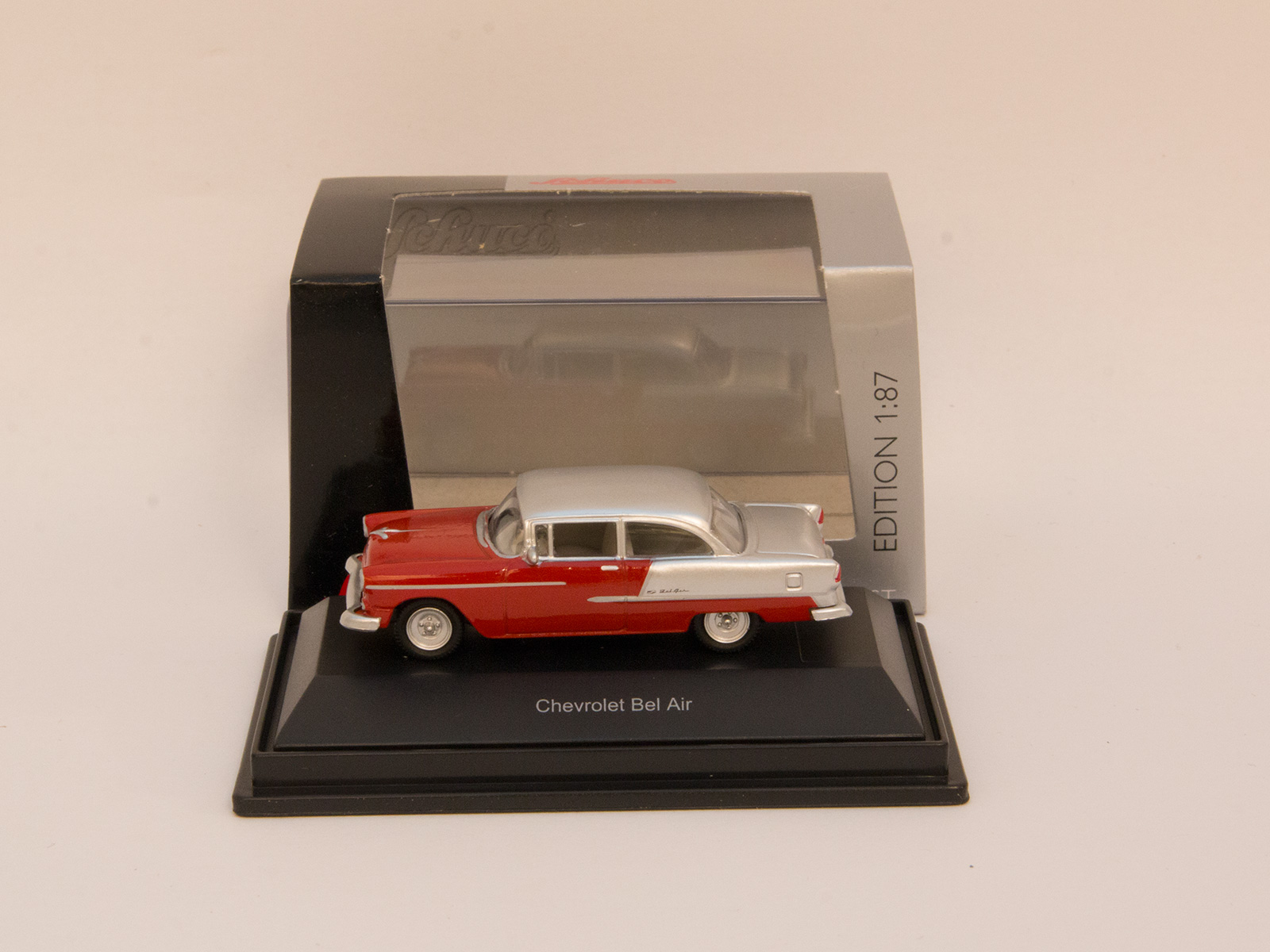 Schuco 26175 Chevrolet Bel Air, rot / silber 1:87