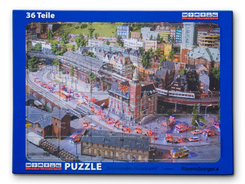 Puzzle 36 pieces "Brennendes Finanzamt"