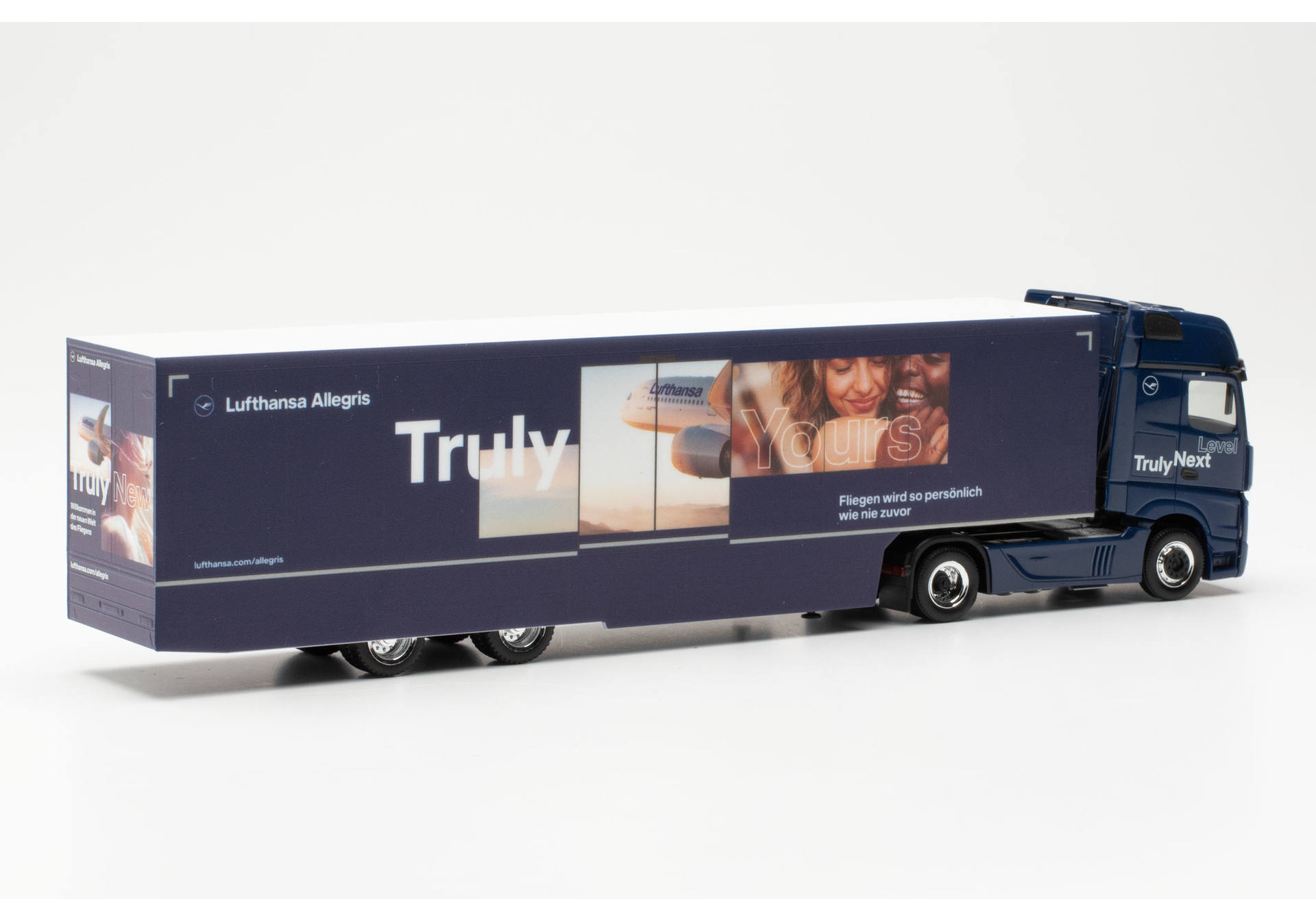 Herpa 317054 Mercedes-Benz Actros Gigaspace Box Semi-Trailer “Lufthansa” (North Rhine-Westphalia/Cologne) 1:87