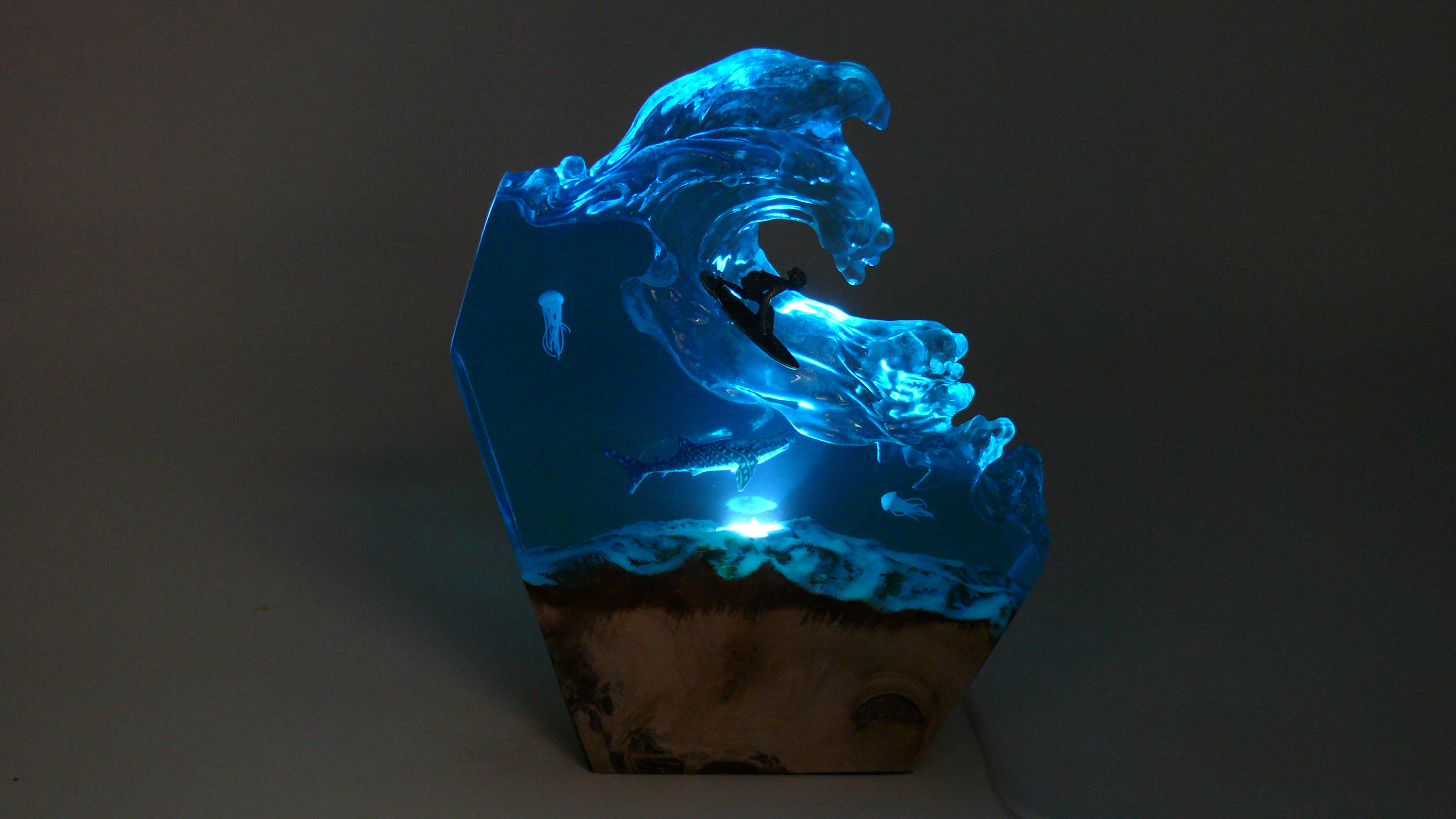 Tischlampe / Nachtlicht aus Epoxidharz - Surfer und Walhai