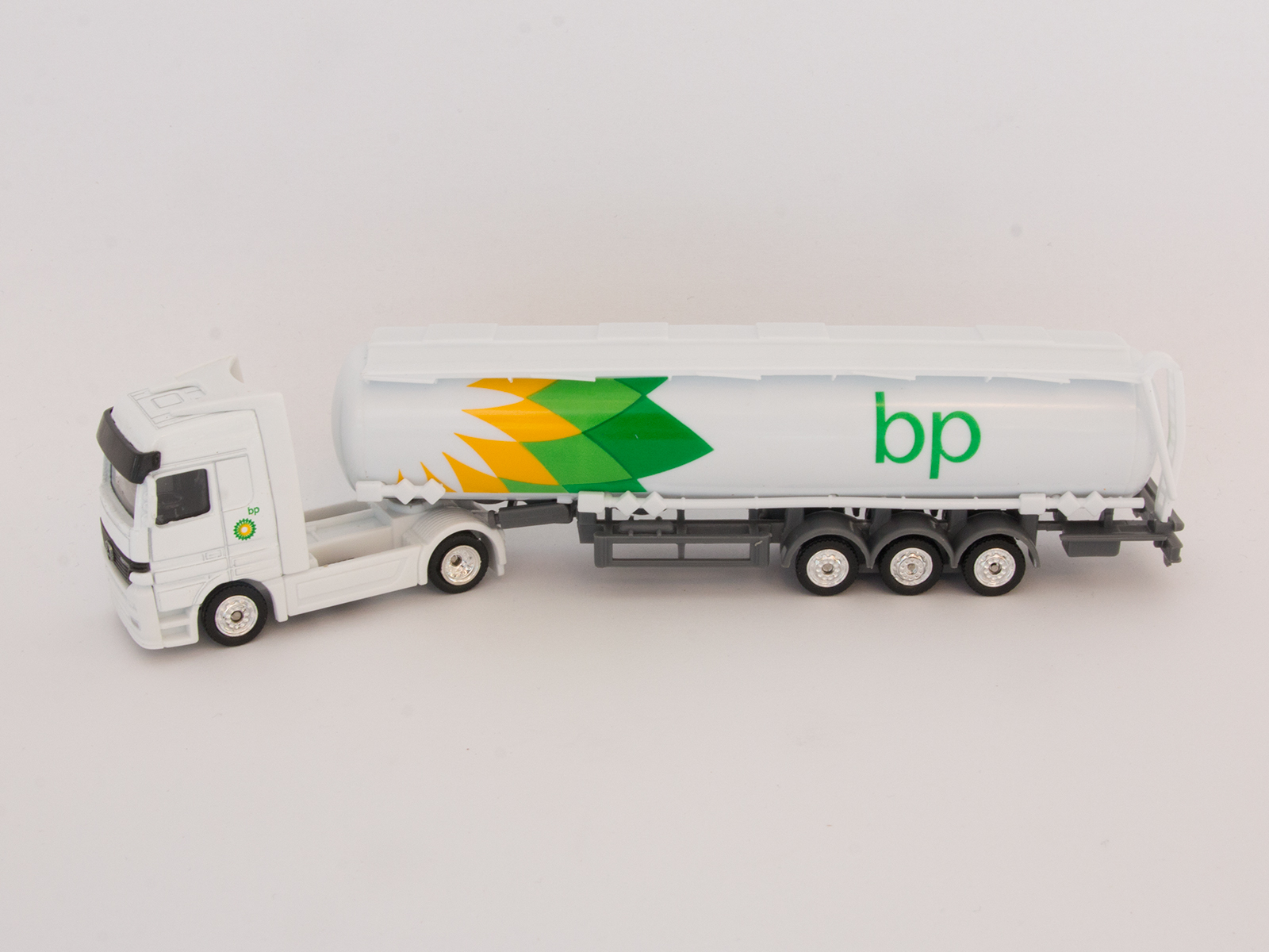 Welly 72133 Mercedes Benz Actros Tank Truck BP 1:87