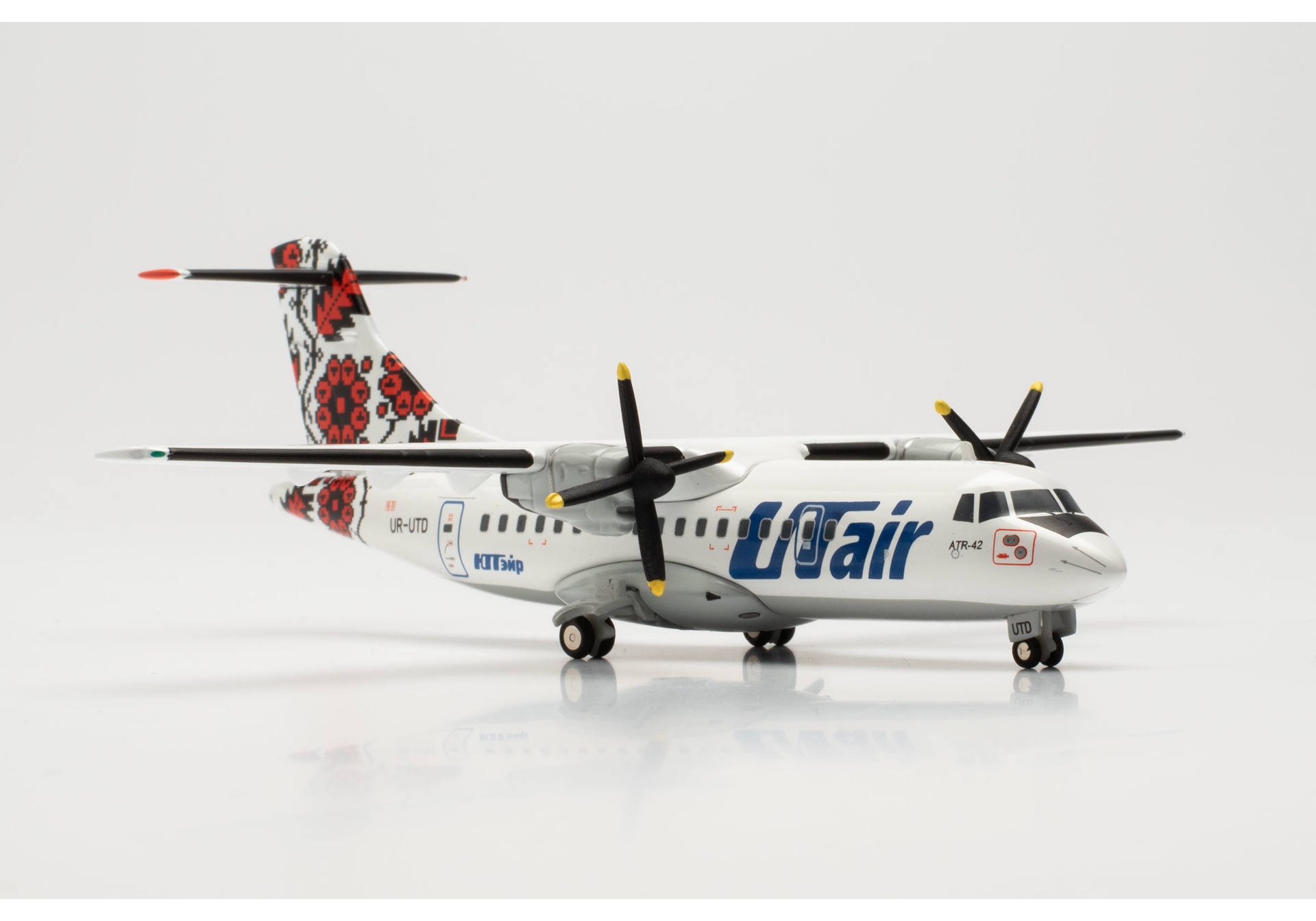 Herpa 572651 UTair-Ukraine ATR-42-300 – UR-UTD 1:200