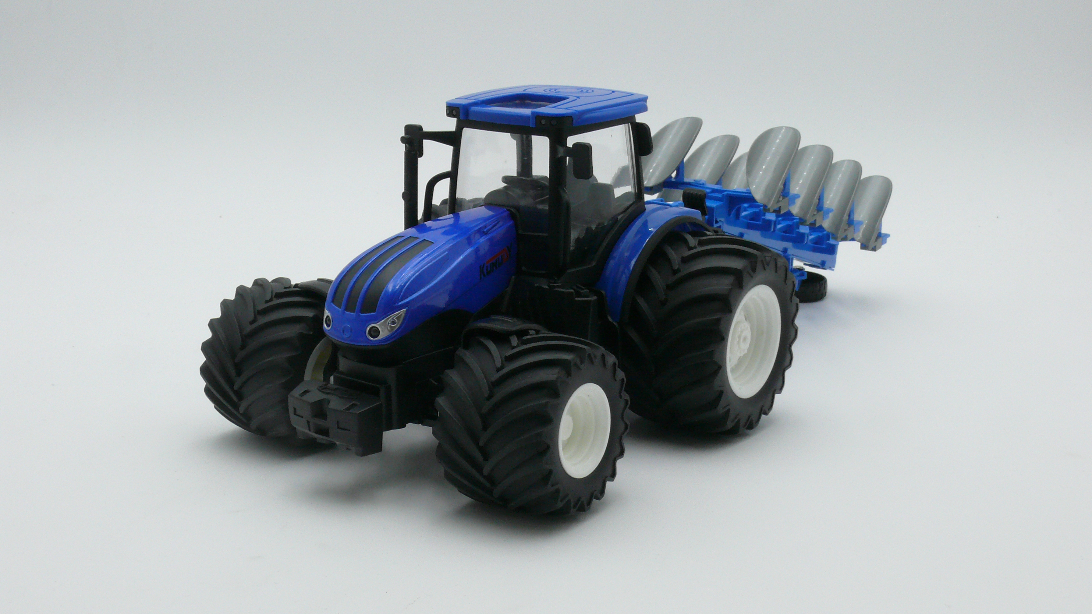 Ferngesteuerter Traktor mit Pflug, blau