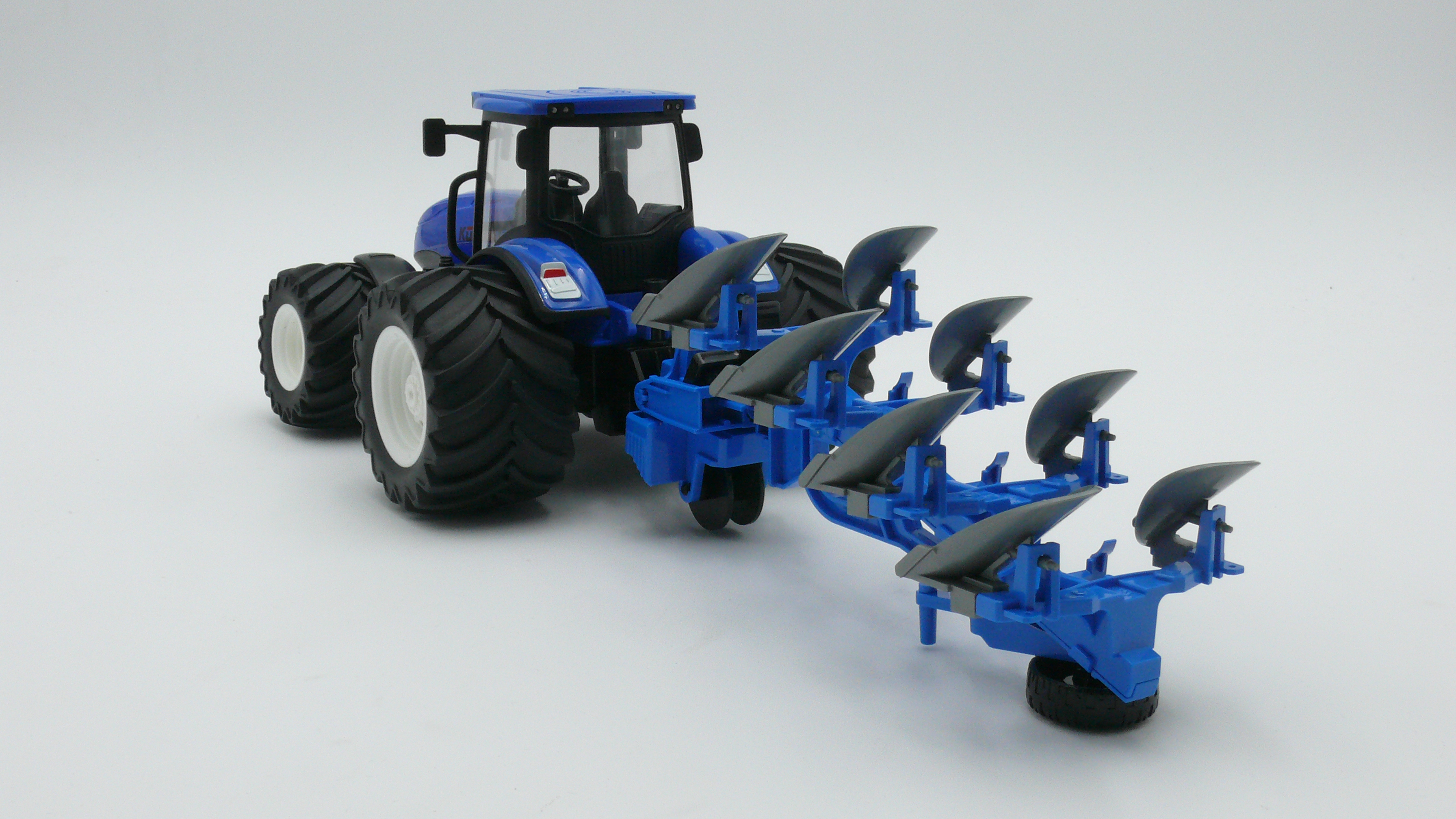 Ferngesteuerter Traktor mit Pflug, blau