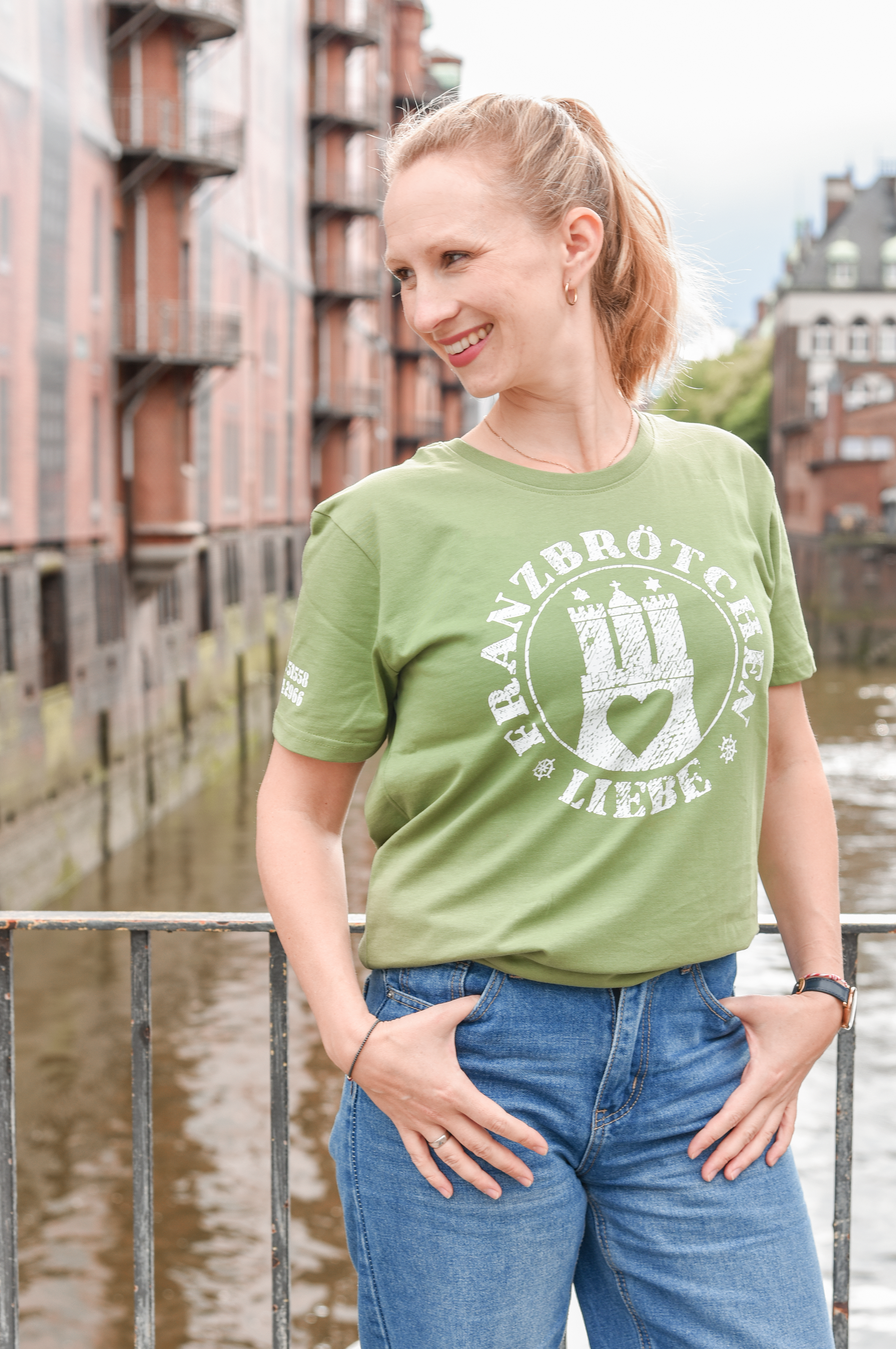 Franzbrötchenliebe T-Shirt unisex - Kale green with white print