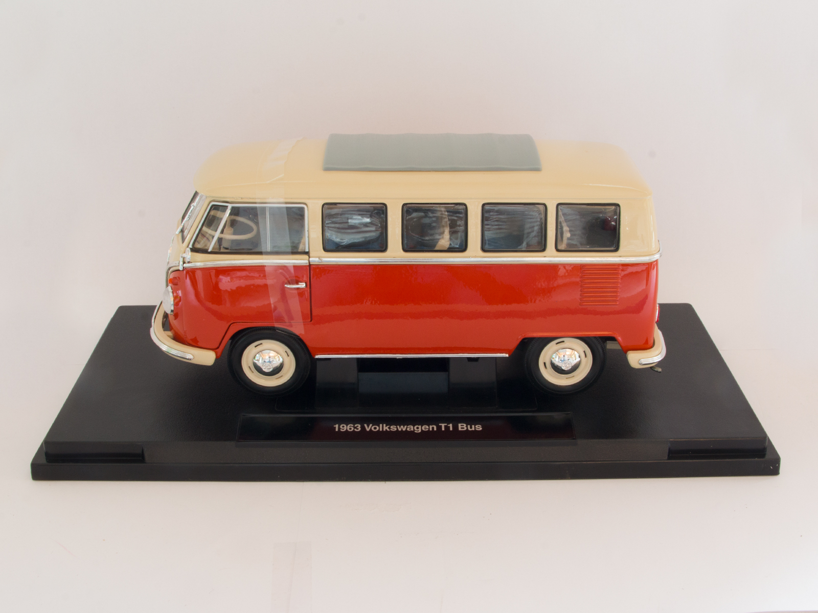 Welly 12531 Volkswagen T1 Bus from 1963 1:18