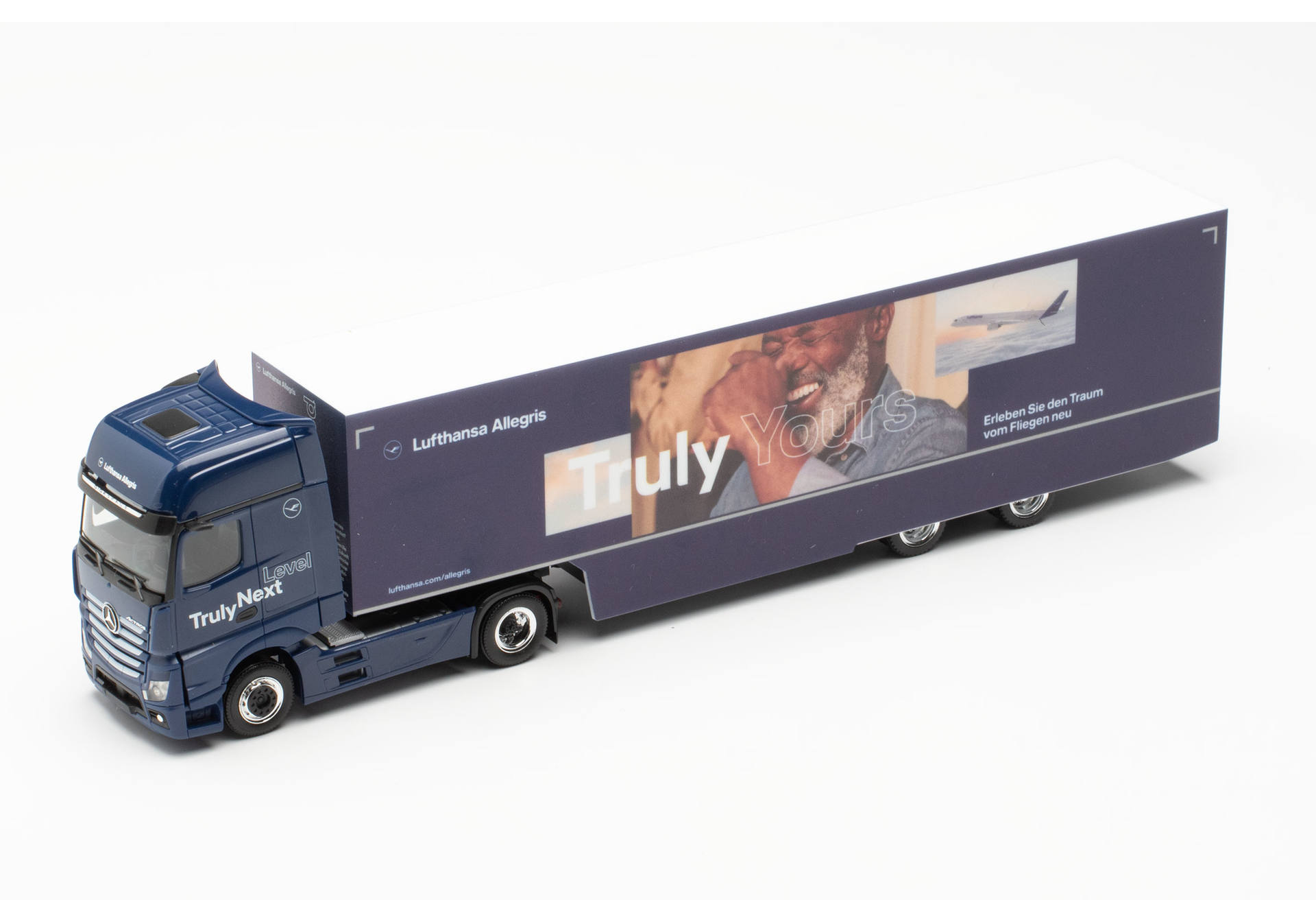 Herpa 317054 Mercedes-Benz Actros Gigaspace Box Semi-Trailer “Lufthansa” (North Rhine-Westphalia/Cologne) 1:87