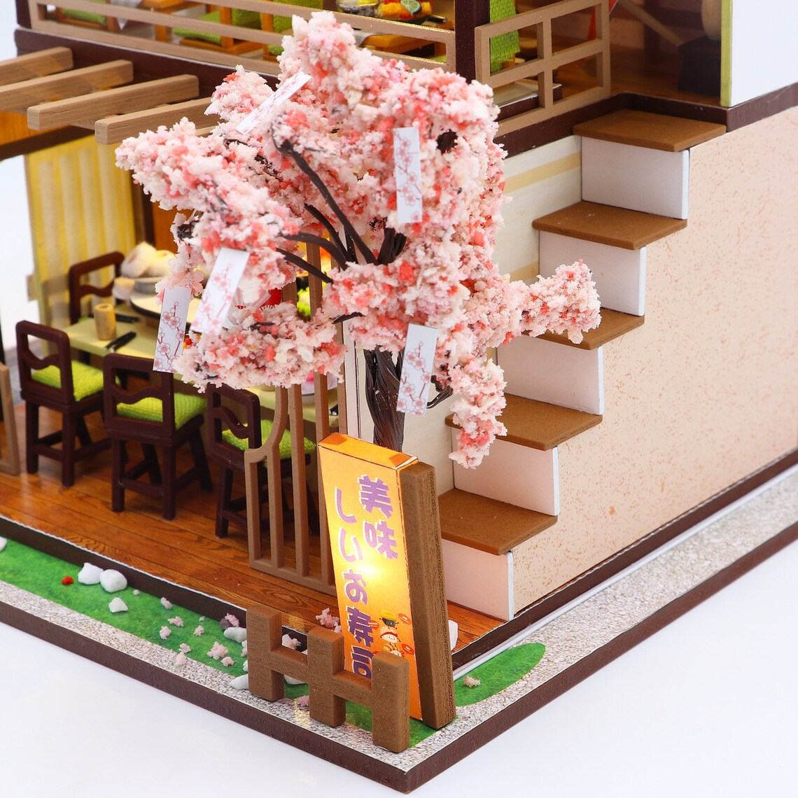 Holzhaus LED "Sushi" Holzbausatz M2011 DIY Puppenhaus
