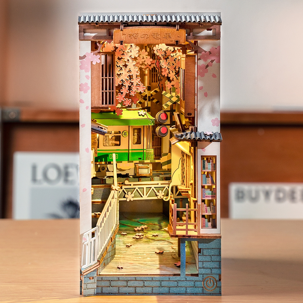 Holzbausatz / Book Nook- Sakura Densya - TGB01