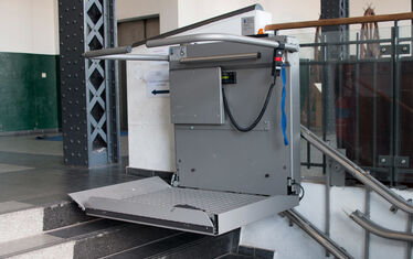 Anlage Besucher Rollstuhllift Eingang