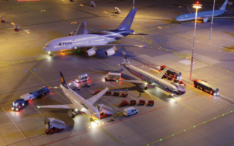 Flughafen Rollfeld Nacht