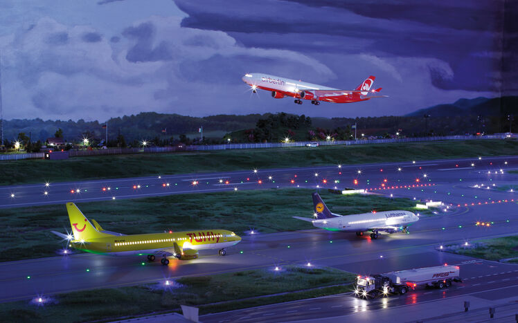 Flughafen Startbahn Nacht