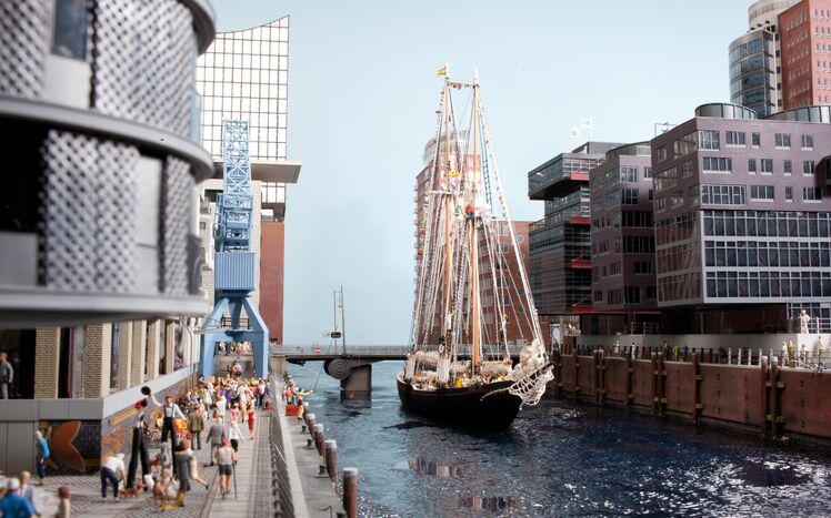 Hamburg HafenCity Klappbruecke Kanal