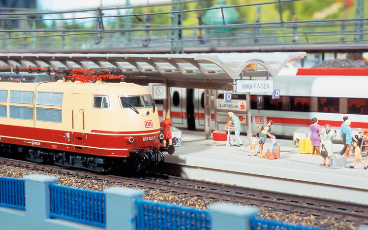 Knuffingen Bahnsteig Leute