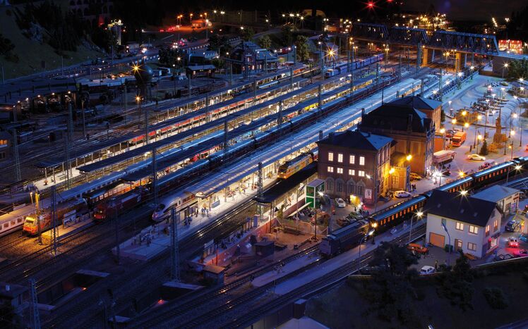 Knuffingen Hauptbahnhof Nacht