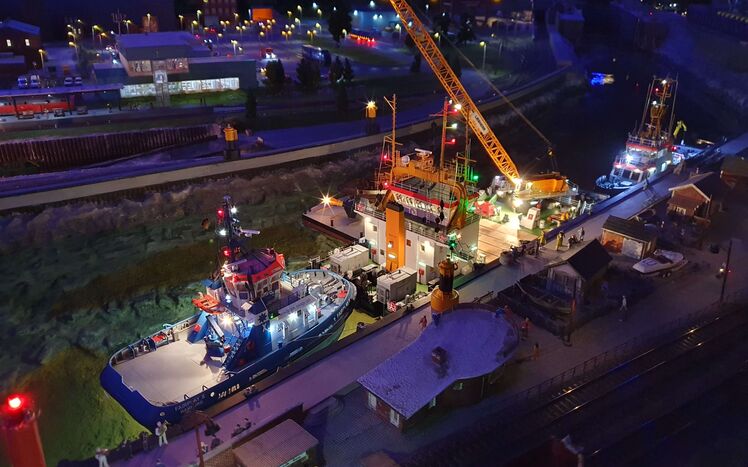 Bild13 Auch in der Nacht ist Betrieb im Hafen