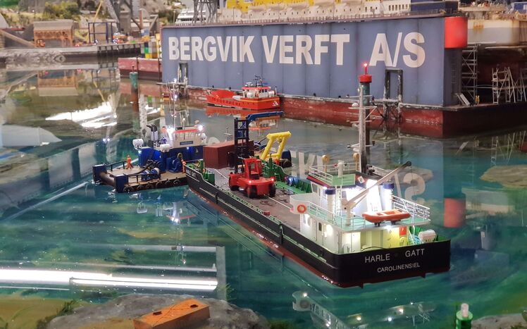 Bild06 Autos fahren auf Schiffen fahren auf dem Wasser