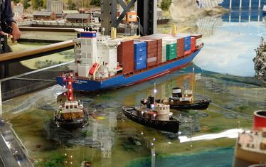 Bild01 Schlepper ziehen einen havarierten Containerfrachter vom Grund